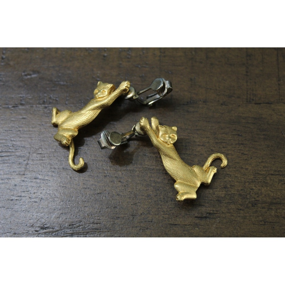 JJ Jonette Vintage Gold Tone Climbing Cat Clip On Earrings Whimsical Jewelry